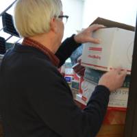Alumnus sorts books into boxes